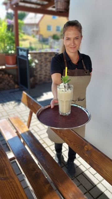 Obsluha s frapé na zahrádce