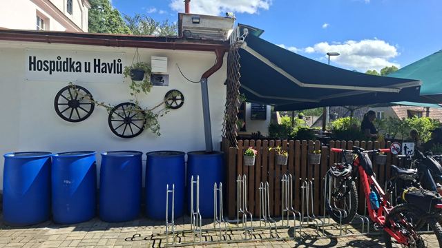 Hospůdka u Havlů zvenku se stojany na kola