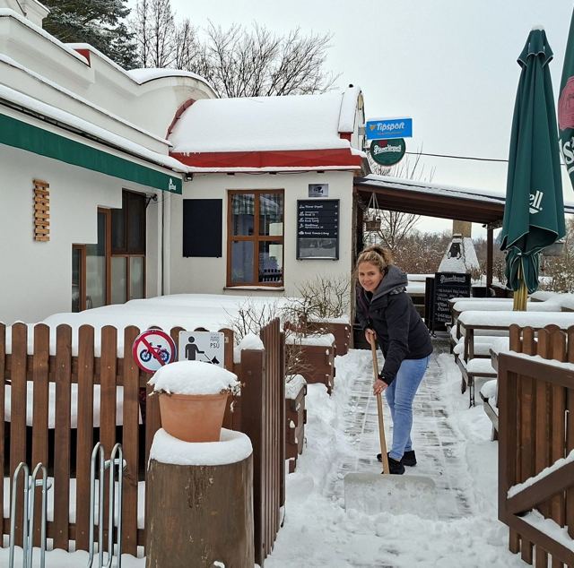 Odklízení sněhu před hospůdkou